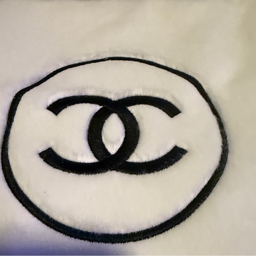 Absolutely adorable authentic rare,collectible white Chanel furry pouch/clutch. - Picture 5 of 17